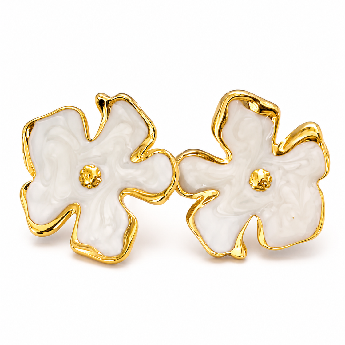 Aretes Lirio blancos.