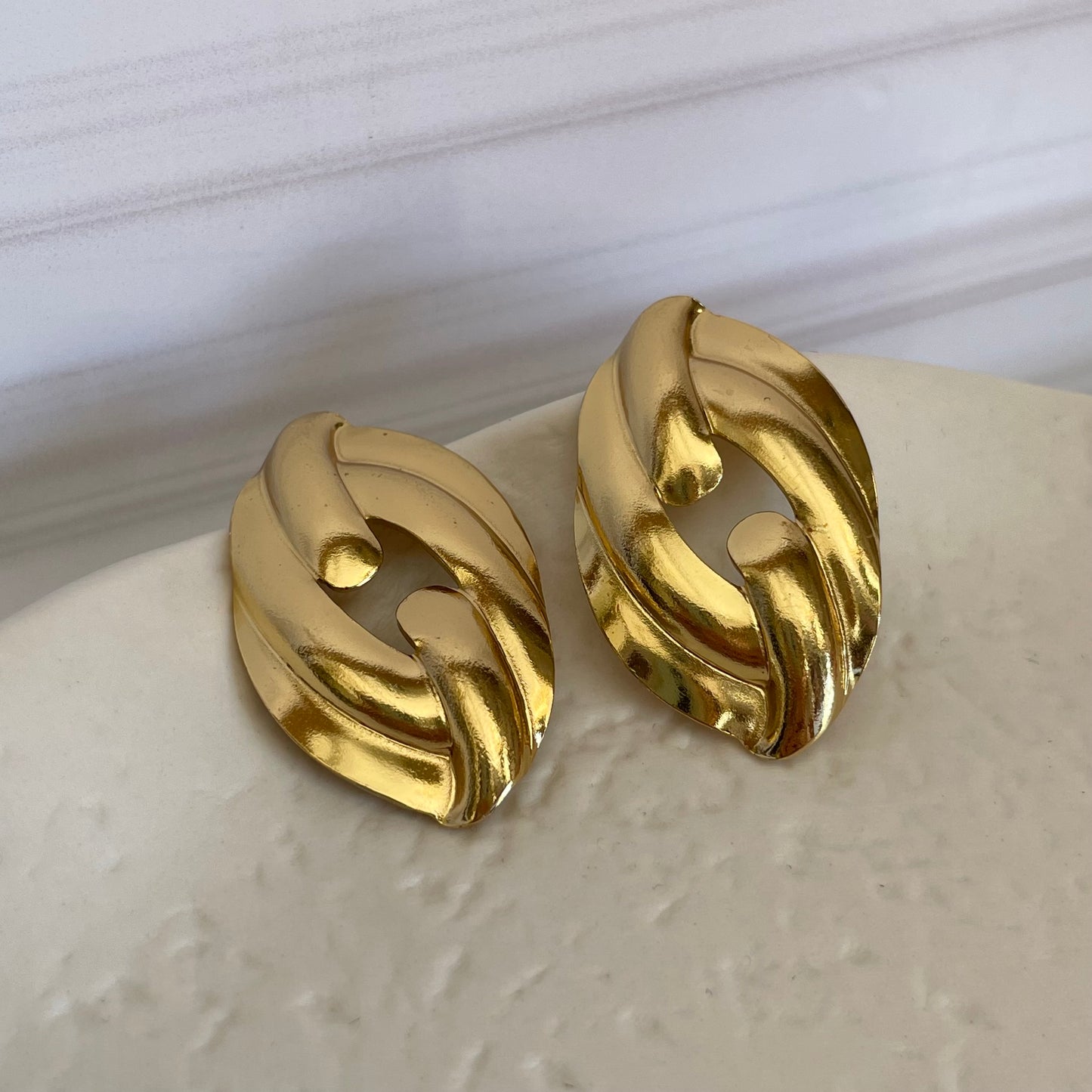 Aretes Ruth.
