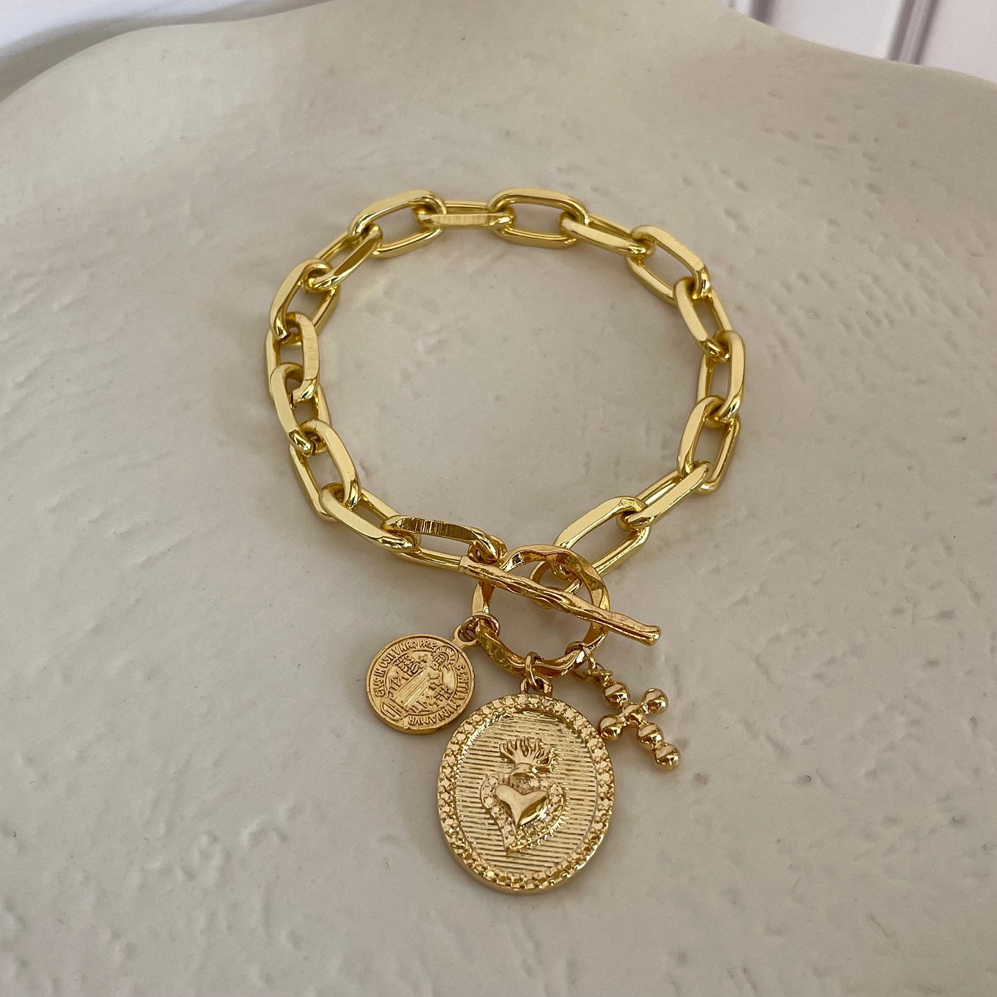 Pulsera religiosa.