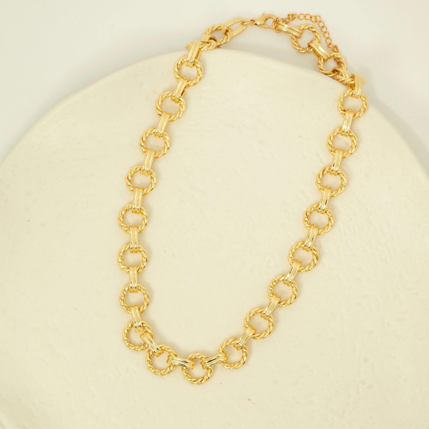 Chocker Golden.