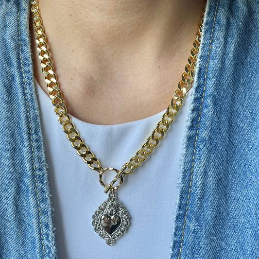 Collar Sagrado corazón.