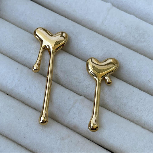 Aretes asimétricos de corazón.