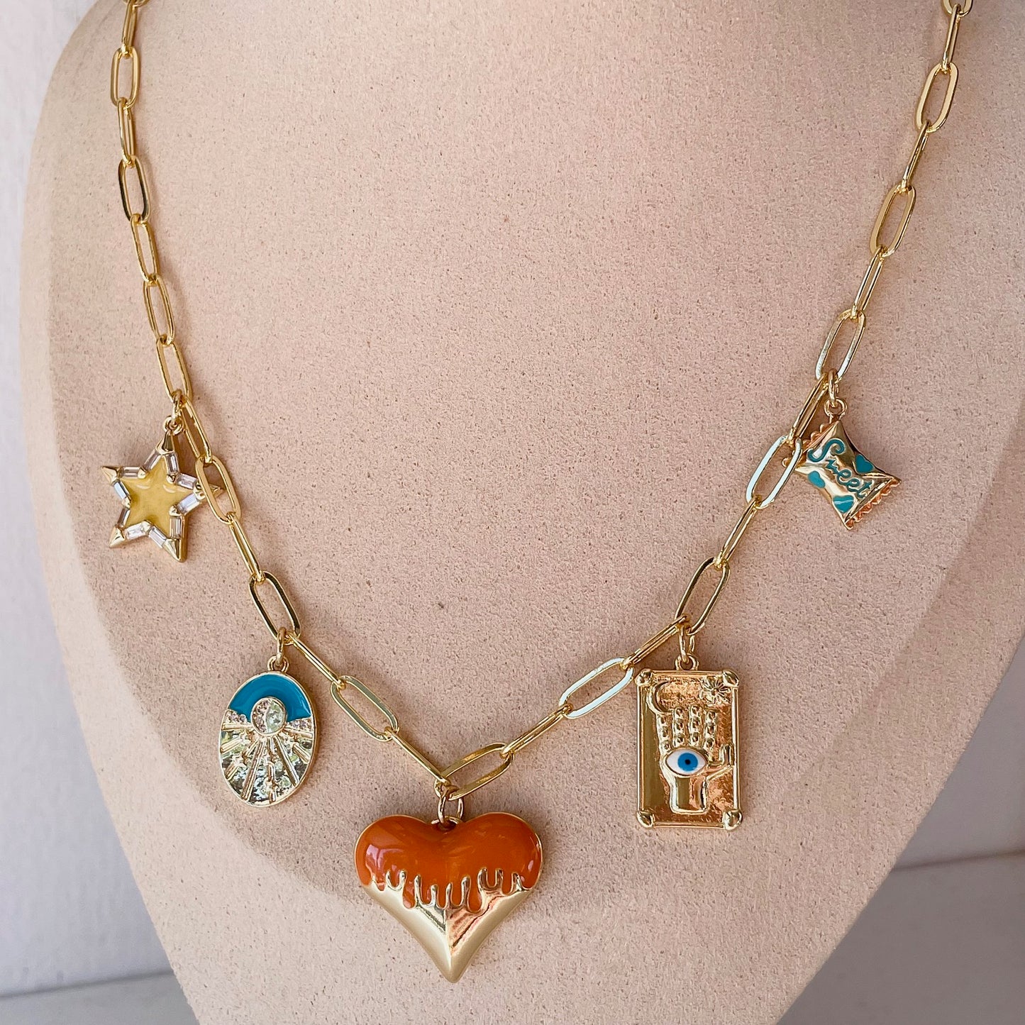 Collar Corazón naranja.