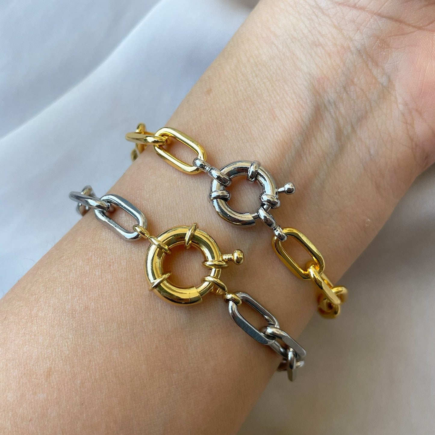 Pulseras con broche de timón. Chapa de oro