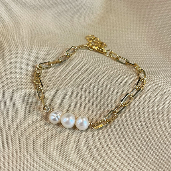 Pulsera con tres Perlas Chapa de oro $200