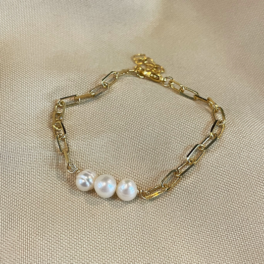 Pulsera con tres Perlas Chapa de oro $200